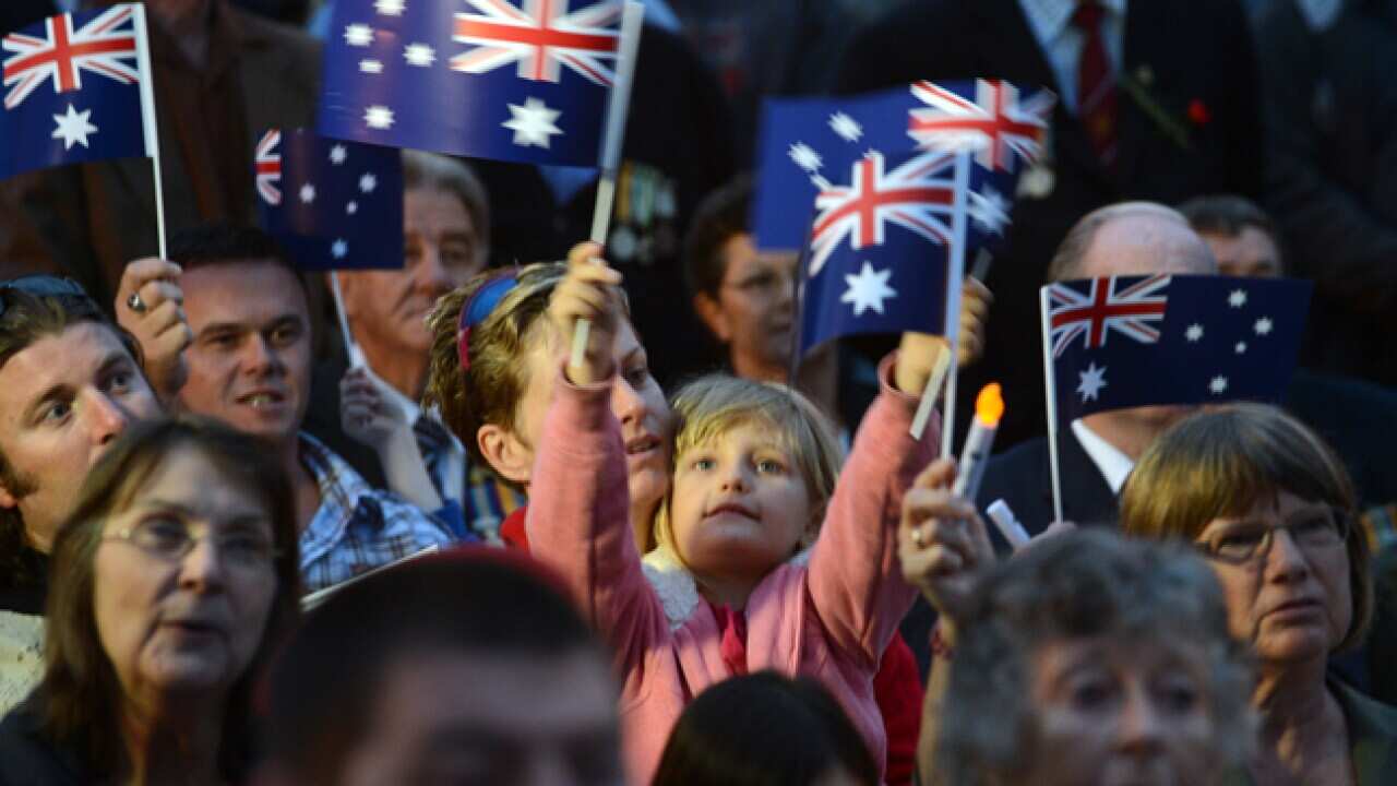 Anzac_GoldCoast_crowd_120425_B_aap_1858199099