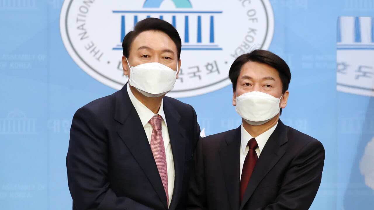 단일화 기자 회견을 진행한 윤석열 국민의 힘 후보와 안철수 국민의당 후보