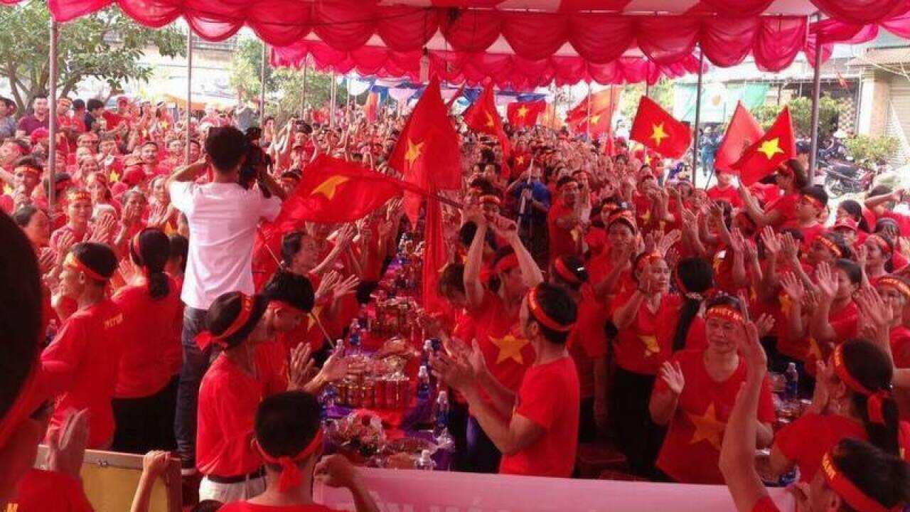 Hội Cờ Đỏ tập hợp biểu dương lực lượng tại Nghệ An hôm 30/10/2017.