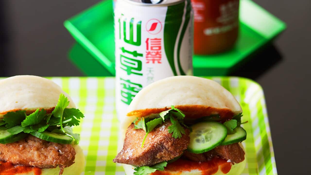 Chinese steamed buns filled with crisp, spiced chicken (mantou jiaoyan ji)