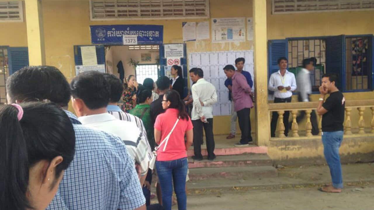 Cambodian people line up to vote on 27/07/2018