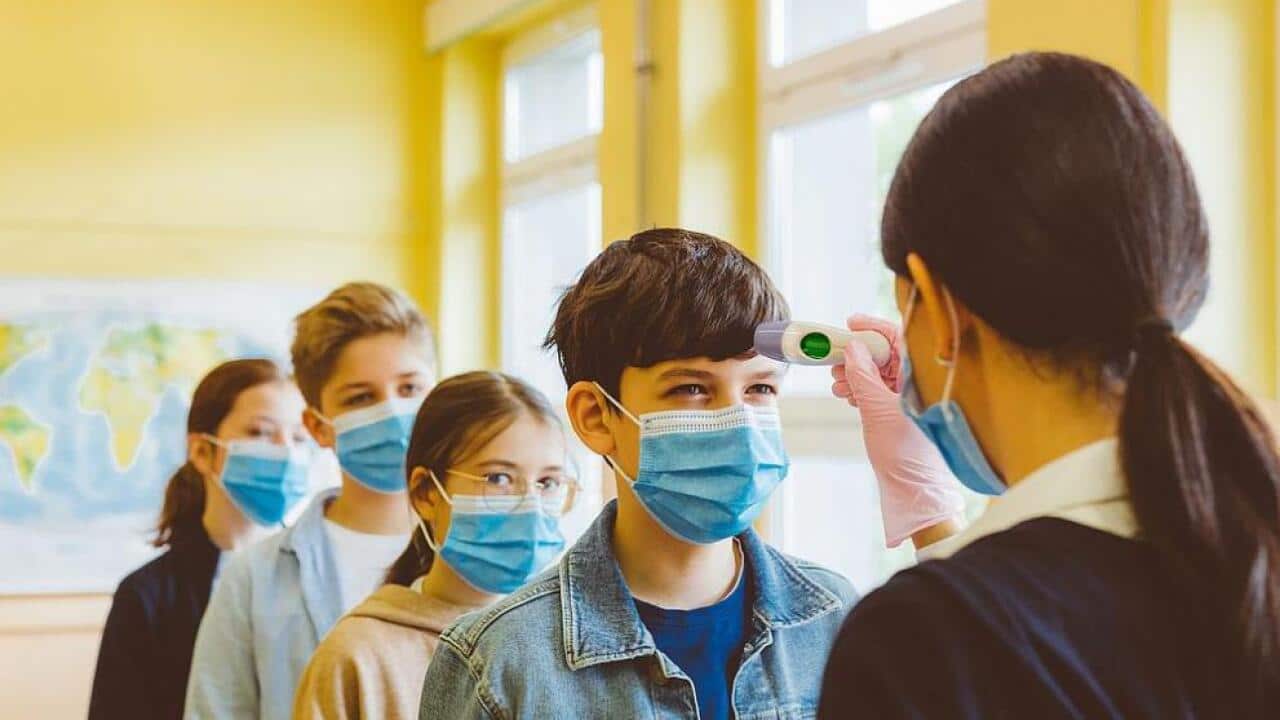 Препоръчва се да се носят маски и по време на час.