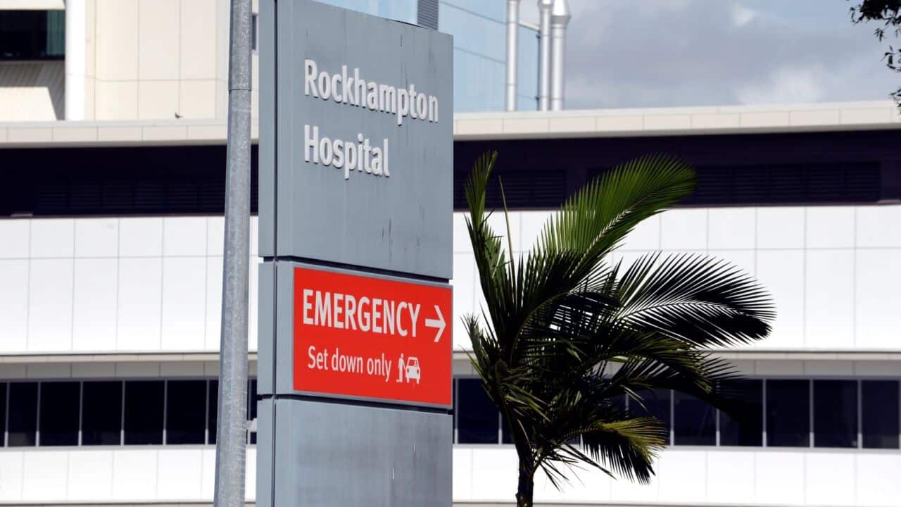 3歲女童獨自被困在校巴數小時後,由救護車送到Rockhampton 醫院。