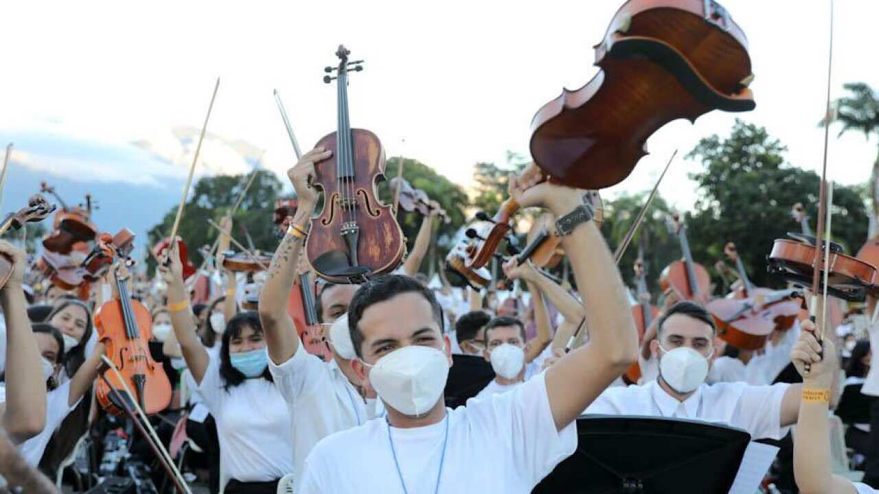 Venezuela consigue el Récord Guinness por montar la orquesta más grande del mundo.
