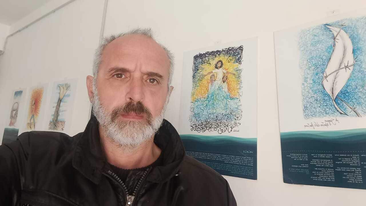 Francesco Piobbichi circondato dai suoi disegni.