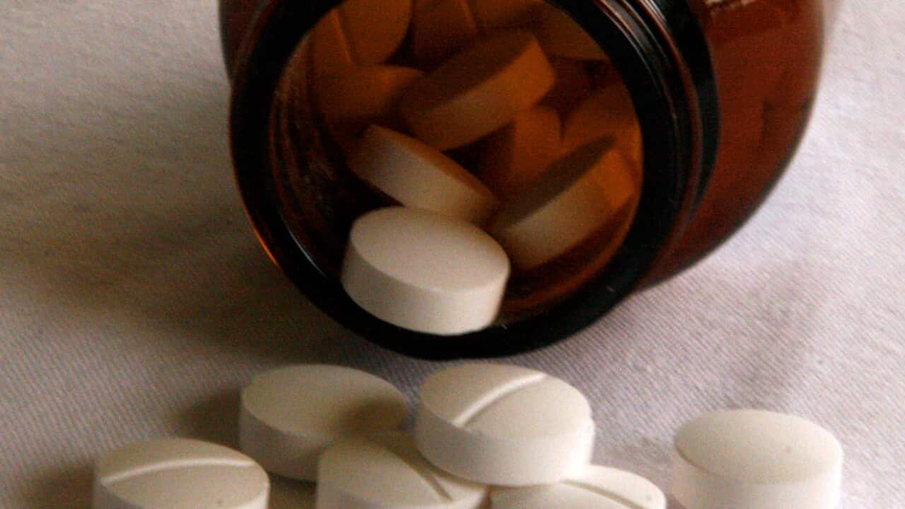 Tablets fall from a jar of medication in Sydney, September 17, 2008. (AAP Image/Melanie Foster) NO ARCHIVING, EDITORIAL USE ONLY