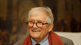 An elderly man in glasses