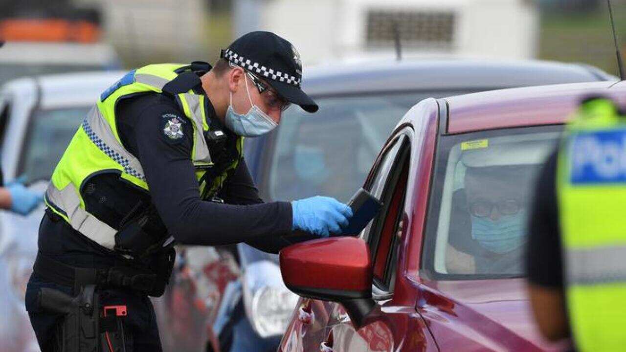پولیس ویکتوریا در یکی از ایستهای بازرسی مرزی میان ملبورن و مناطق اطراف ویکتوریا