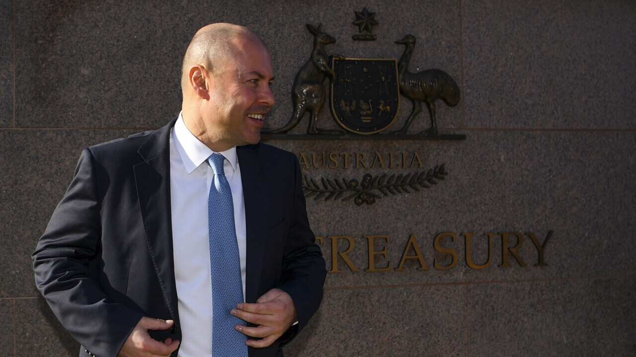 Mweka hazina Josh Frydenberg nje ya jengo la Hazina mjini Canberra