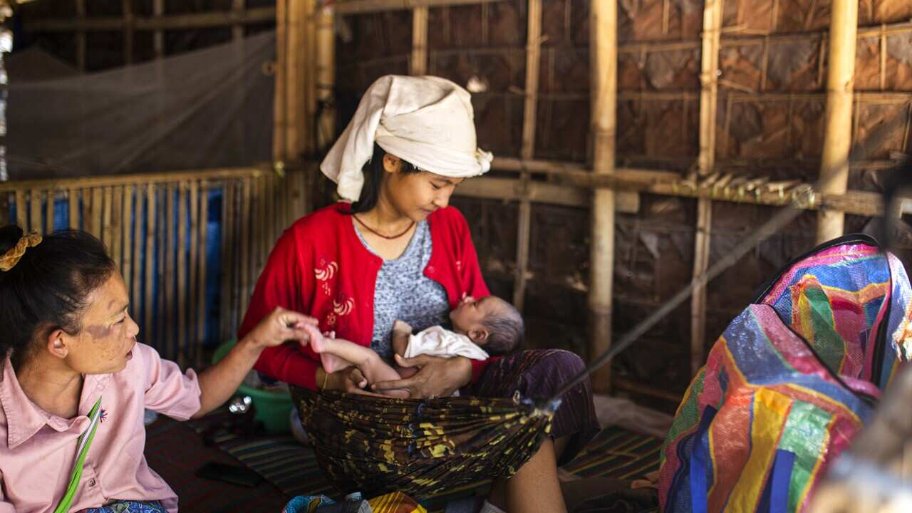 စစ်ရှောင်စခန်းတွင် ခိုလှုံနေရသော ကရင်ဒေသခံ မိခင်တစ်ဦး
