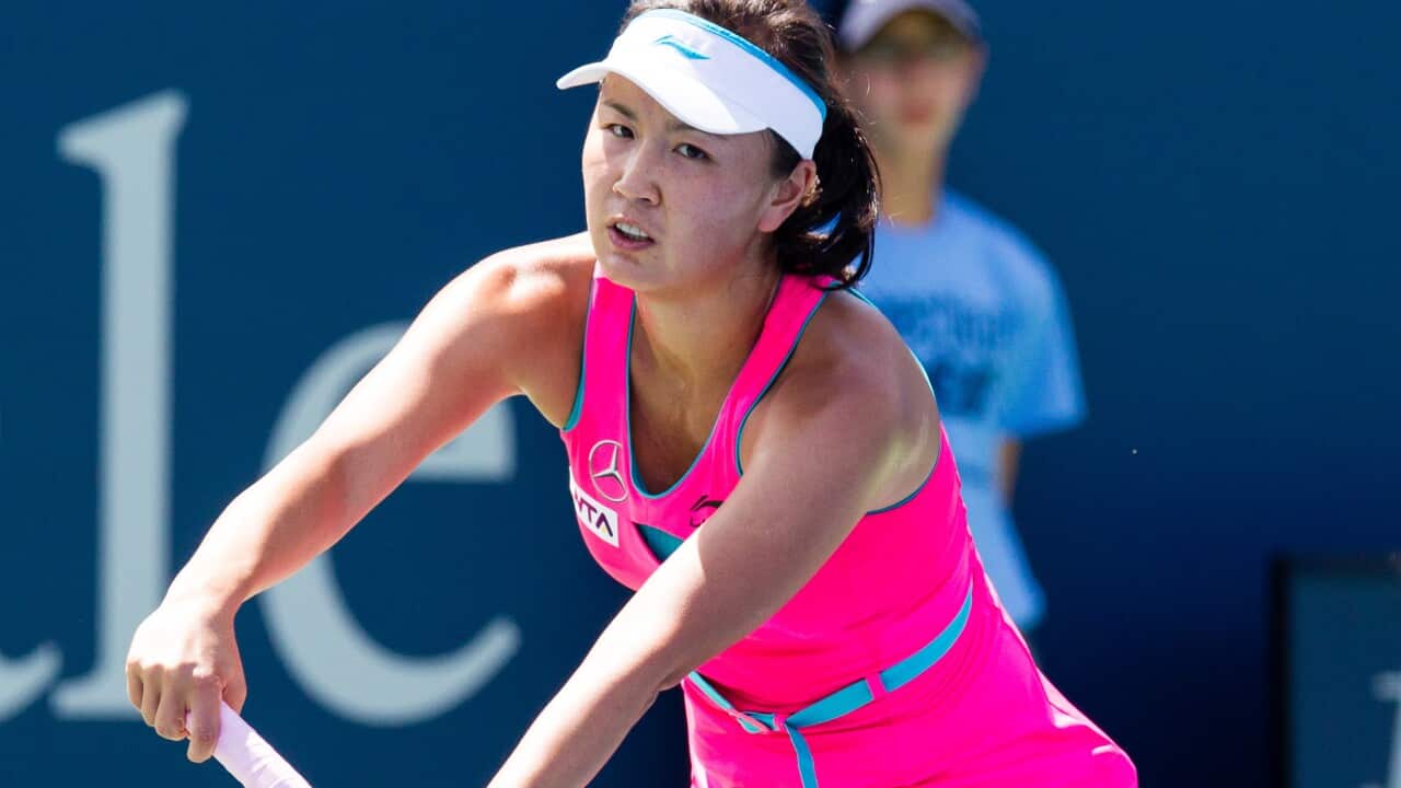 Chinese player Peng Shuai serving at a tennis tournament.