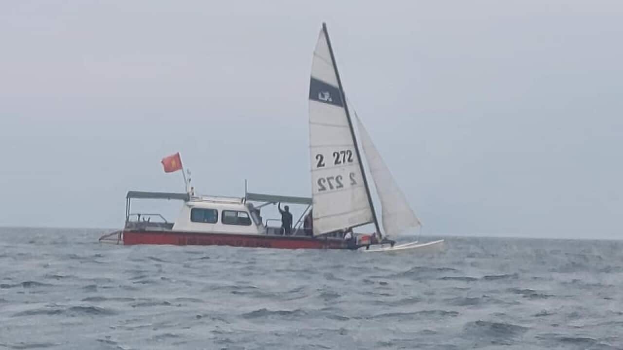 Một trong hai chiếc thuyền buồm bị làm khó