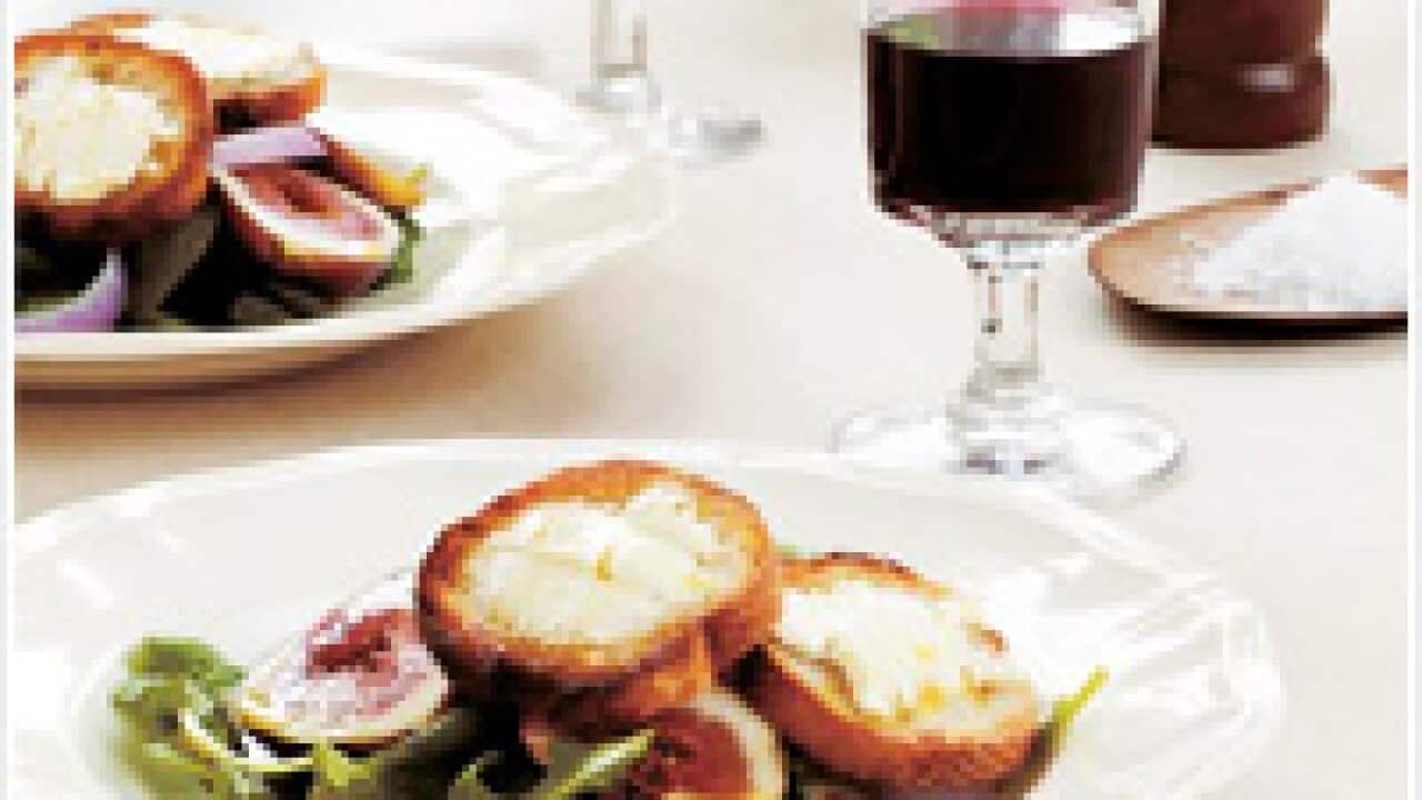 Rocket salad with figs and goat's cheese toasts