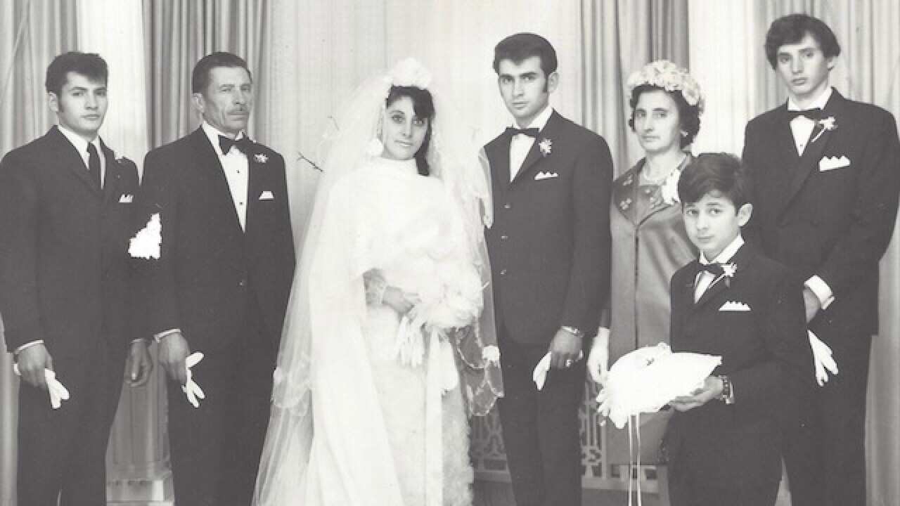 Giuseppe Joe Cossari assieme alla sua famiglia nel giorno del matrimonio con Rosa