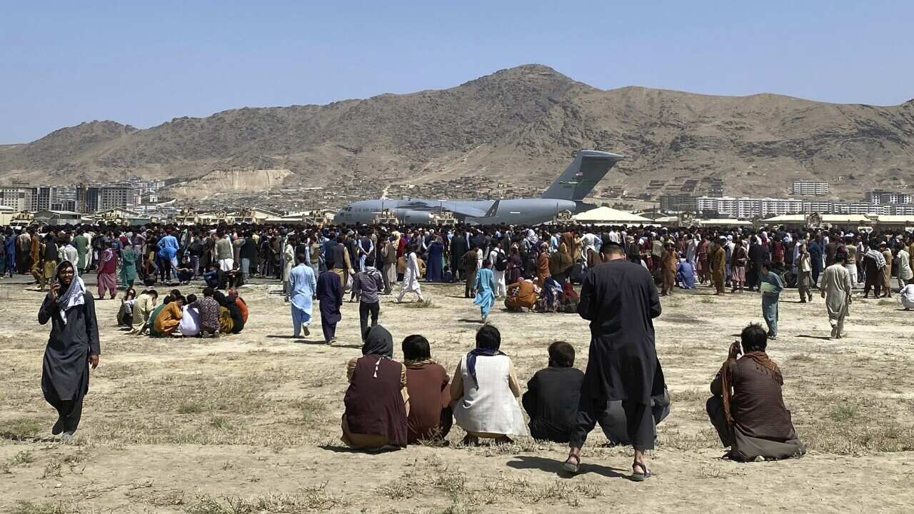 Raia wa Afghanistan, wajaa ndani ya uwanja wakimataifa wa ndege wa Kabul, baada ya wanamgambo wa Taliban kuchukua utawala.