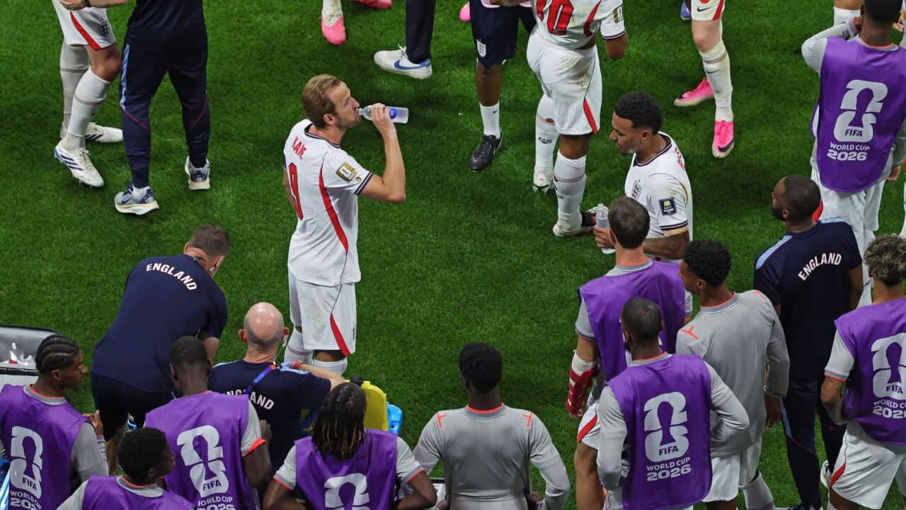 Harry Kane of England (C-L) and teammates during the first hydration break during the FIFA World Cup 2026 semifinals match England against Argentina, in Atlanta, USA, 15 July 2026 (EPA-CRISTOBAL HERRERA-ULASHKEVICH).jpg