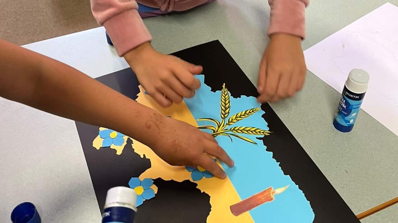 Діти роблять аплікацію