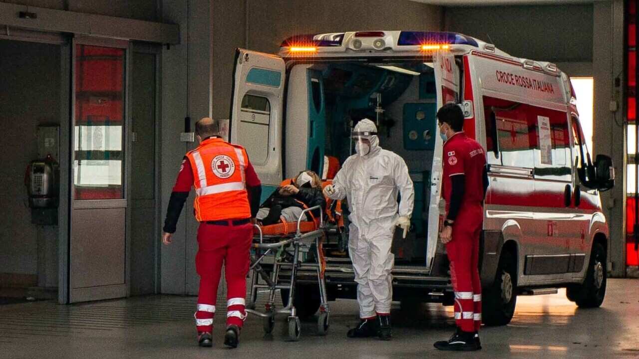 L'immagine di un paziente affetto da COVID-19 e trasportato d'urgenza all'ospedale di Varese