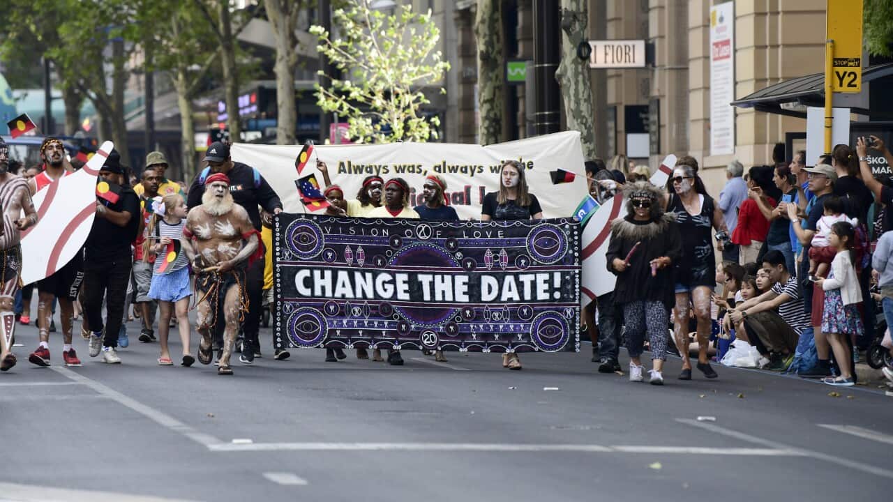 Waandamanaji wa siku ya uvamizi waonesha hisia zao katika mtaa wa mji wa Adelaide, Australia