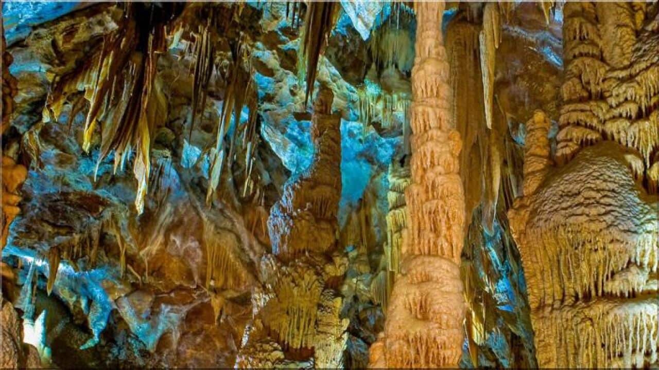 Сталактити, сталагмити и сталактони в пещерите Дженолан.
