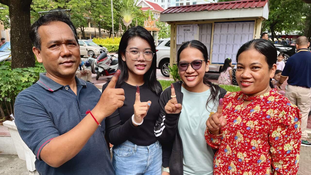 Voters at a polling both in Phnom Penh. (Aaron Fernandes, SBS News).jpeg