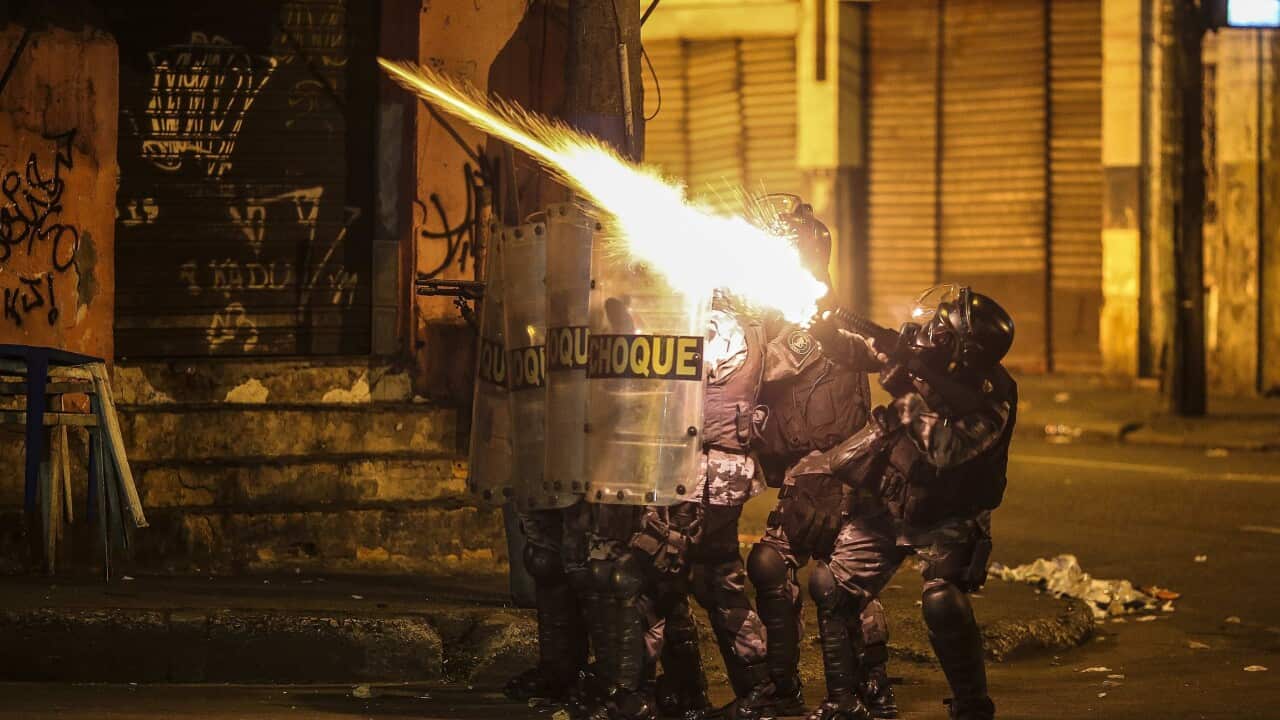 Brazilian policemen confront demonstrators during a protest against the bus fare hike in Rio de Janeiro, Brazil, 08 January 2016. (EPA)