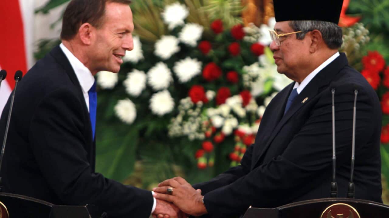PM Tony Abbott and Indonesian President Susilo Bambang Yudhoyono (R)