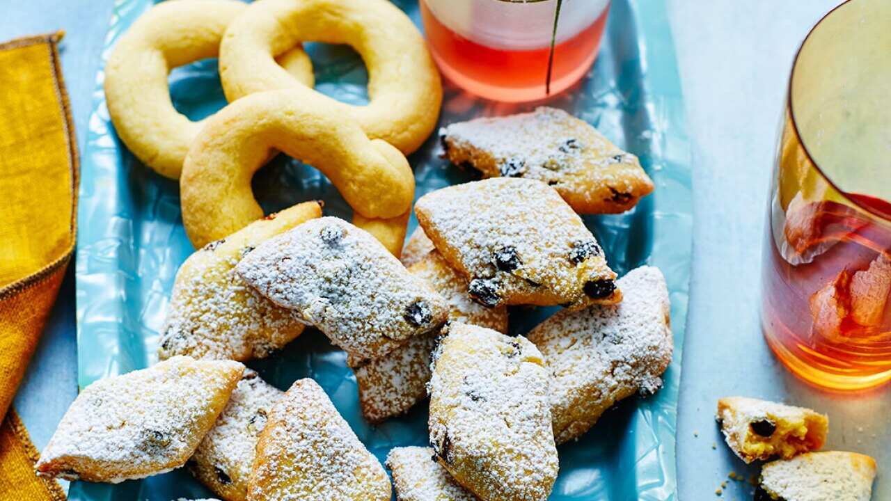 Aniseed ring biscuits (bussolai)