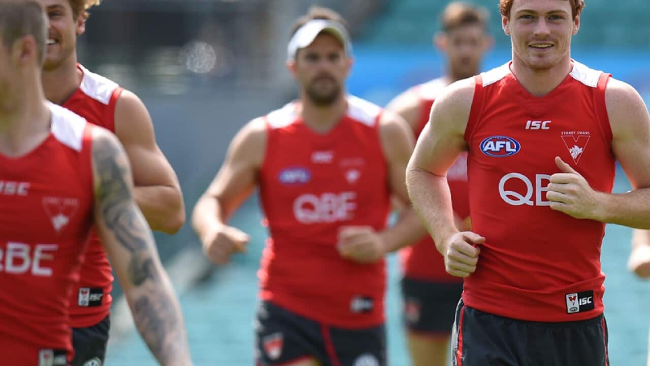 Sydney Swans player Gary Rohan (R)