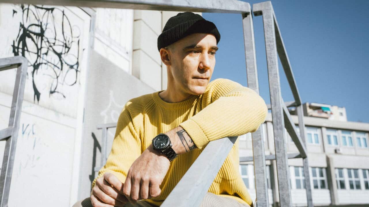 Alessandro Giorgiutti, in arte Sesto, è cantautore, producer e sound engineer triestino.