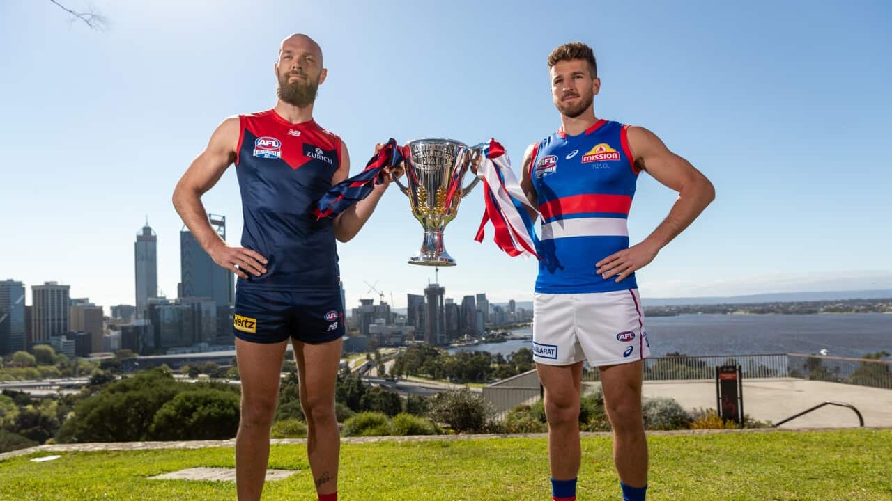 Max Gawn e Marcus Bontempelli, i capitani di Melbourne Demons e Western Bulldogs, mostrano la coppa in palio oggi a Perth