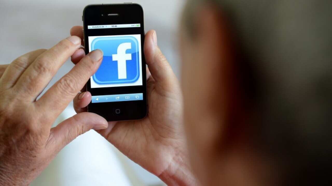 Mteja afungua mtandoa wa Facebook kwenye simu yake