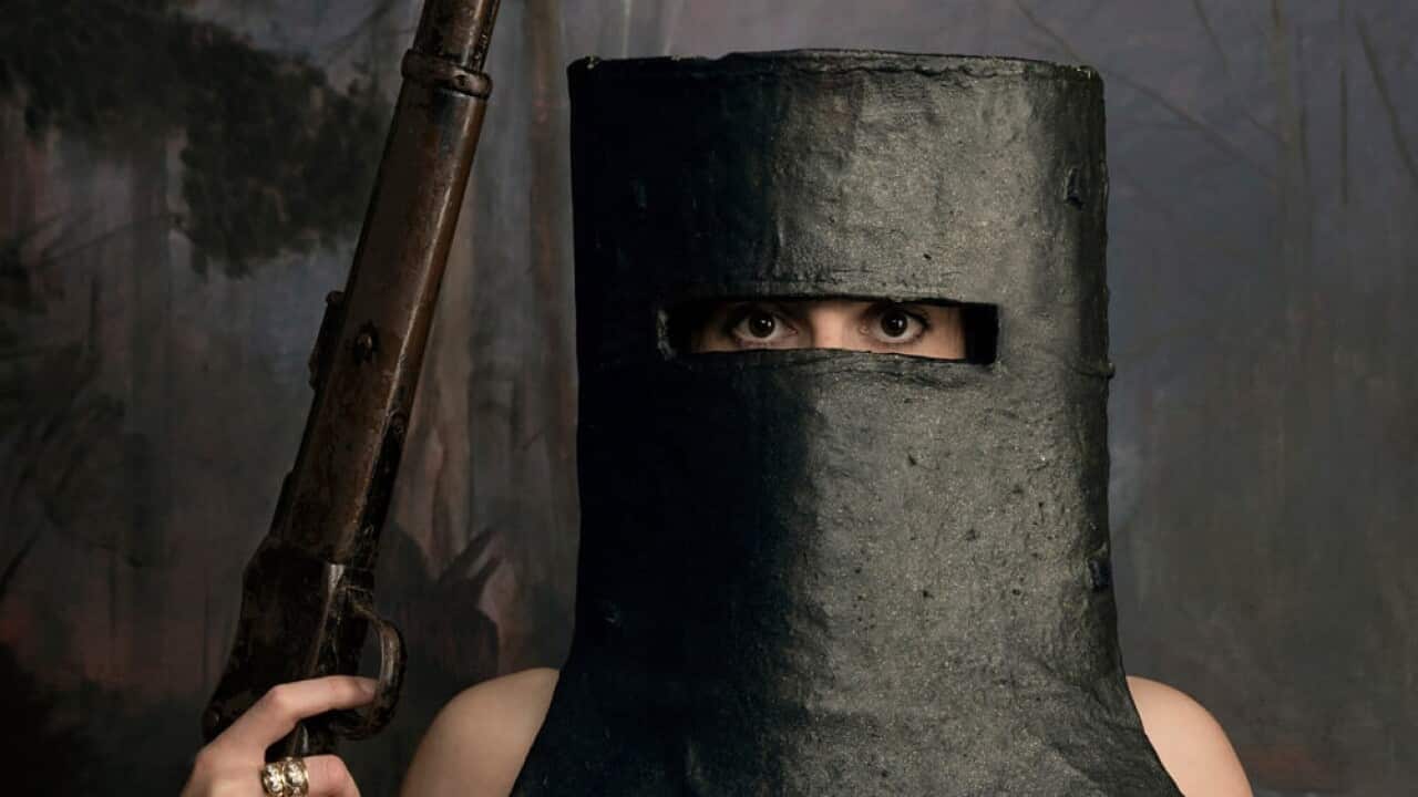 La mostra "The Long Shot" propone una nuova versione della genealogia di Ned Kelly e di sua madre, Ellen.