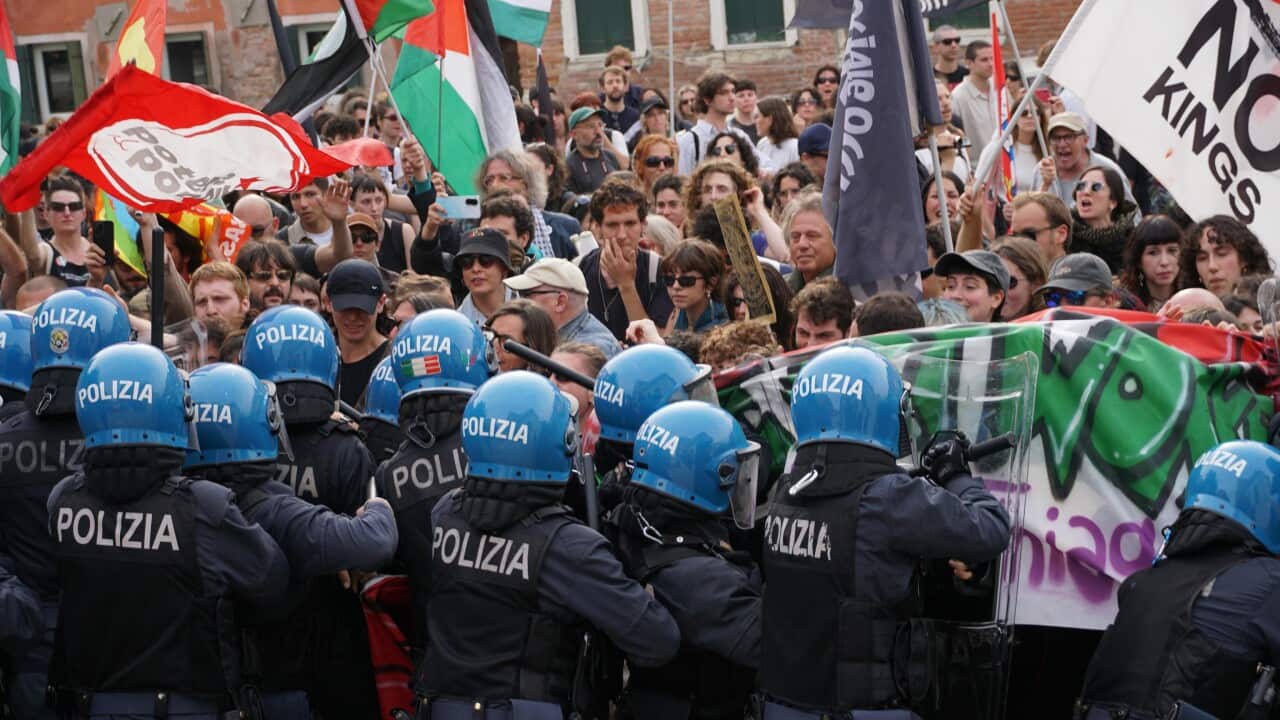 Attivisti dei collettivi pro Palestina si scontrano con la polizia