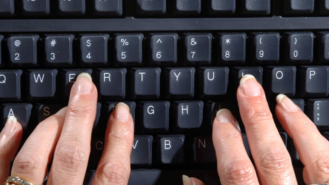 Keybord_Computer_fingers_160411_B_AAP_82647601