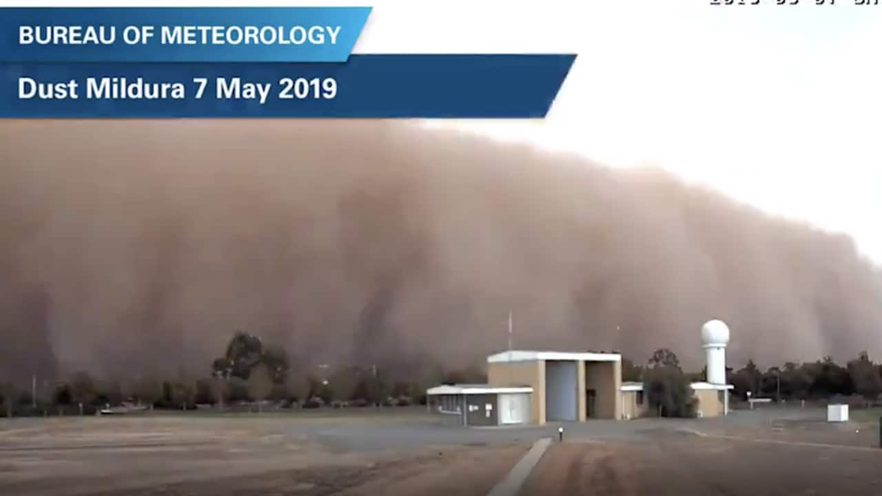 Incredible dust storm sweeps through Mildura