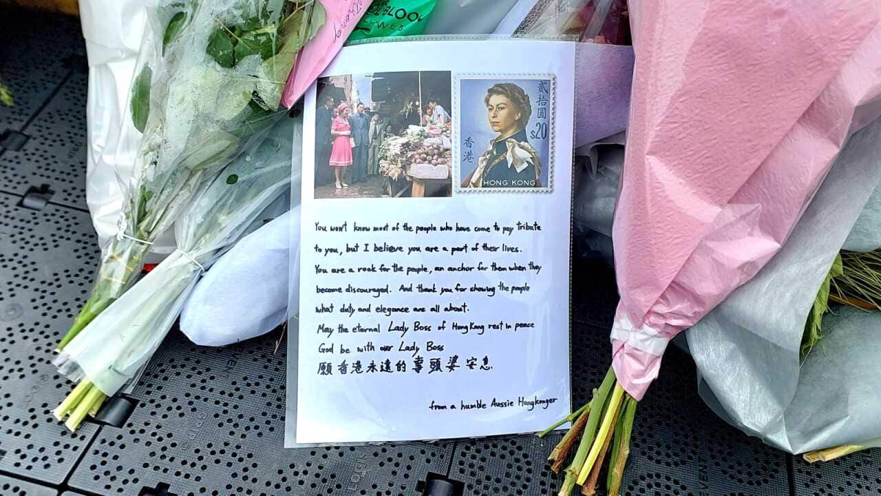 澳洲今日9月22日是全國哀悼女王伊利沙白二世日。圖為之前民眾在新州總督府外獻花及心意卡悼念。