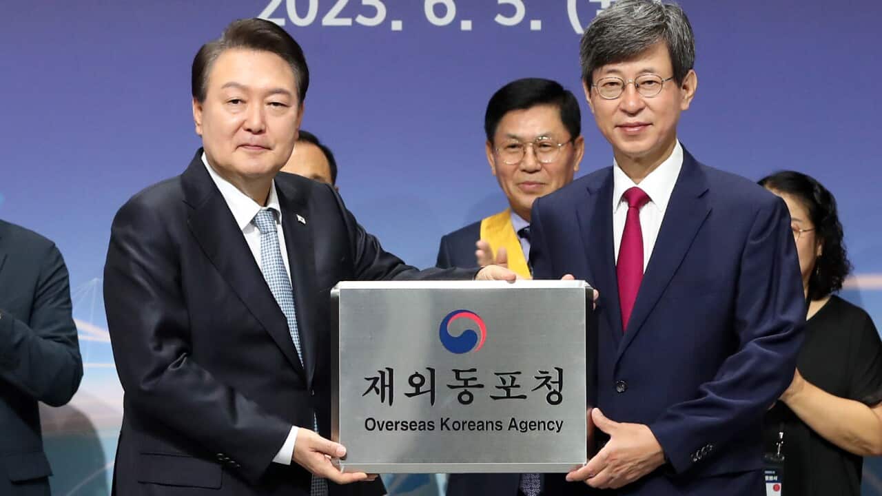 윤석열 대통령, 재외동포청 현판 전달