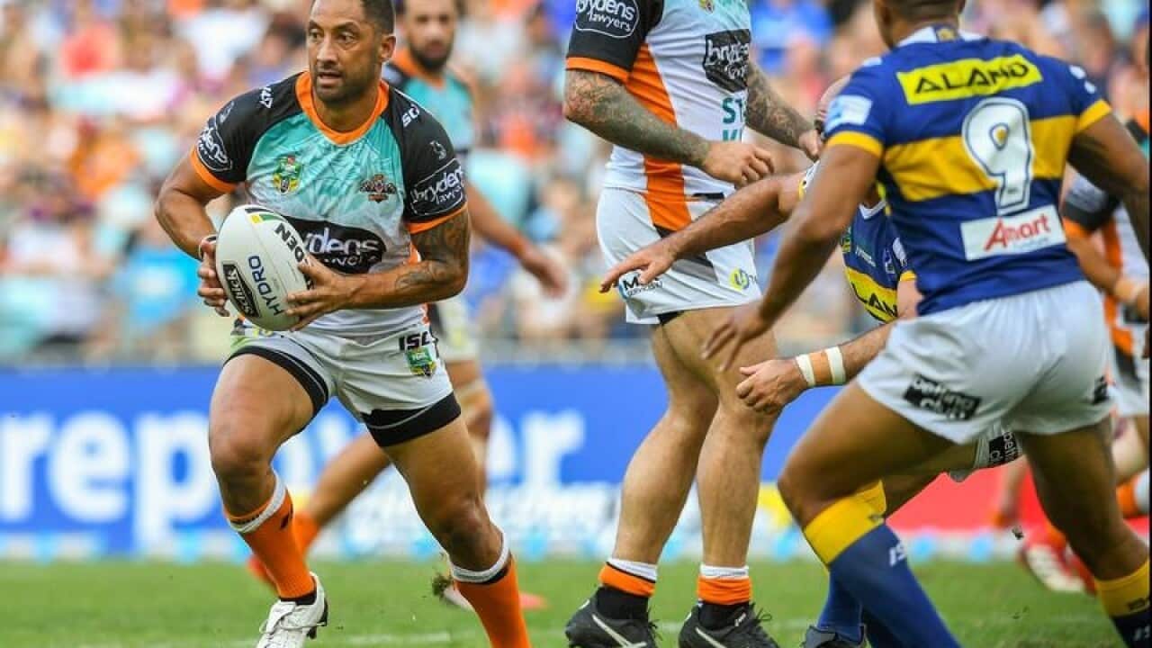 Benji Marshall for the Tigers runs with the ball.