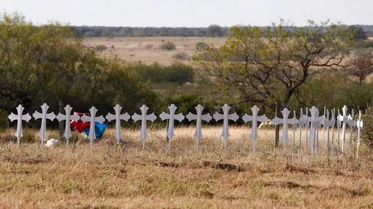 Dalawampu't anim na krus para sa biktima ng pamamaril sa Texas