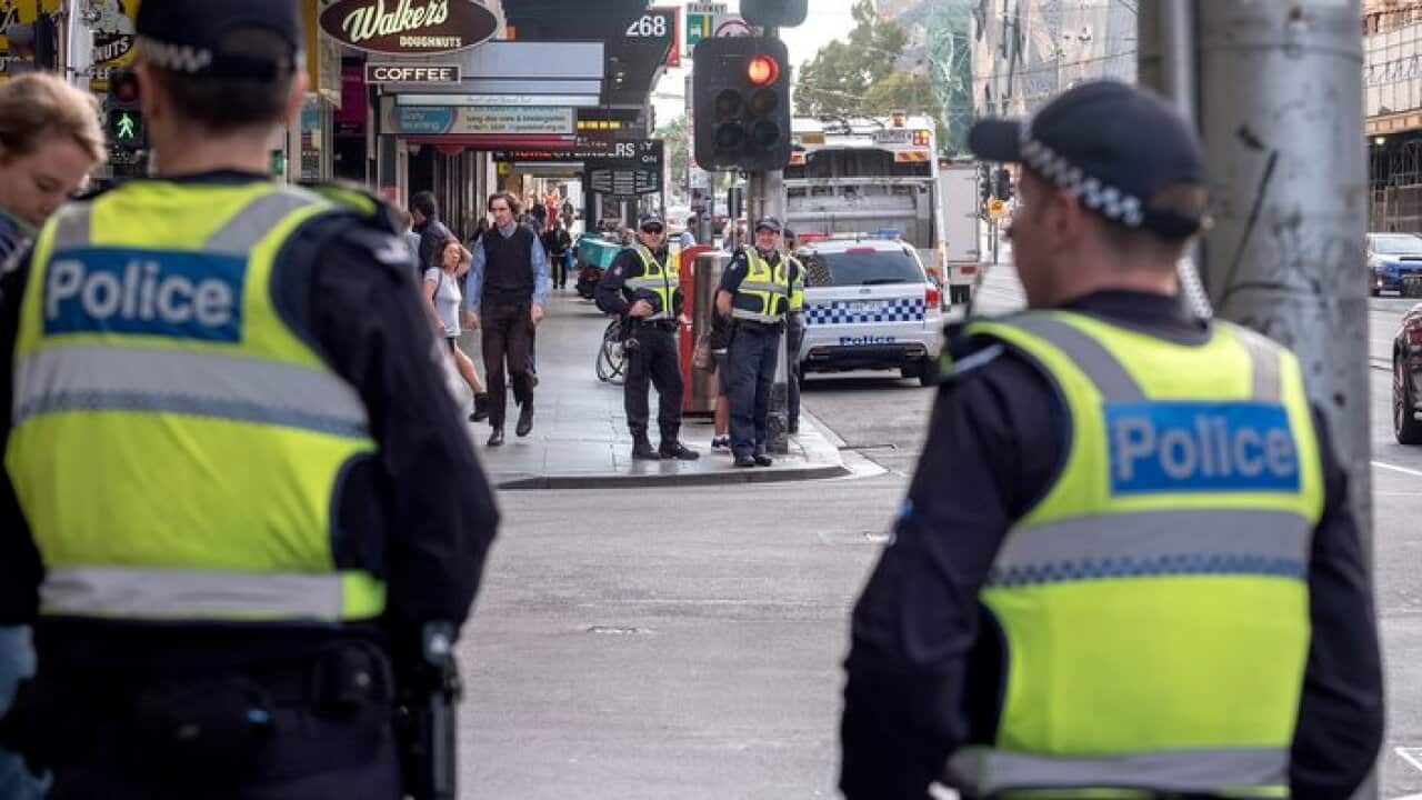 Policía patrullando las calles de Melbourne