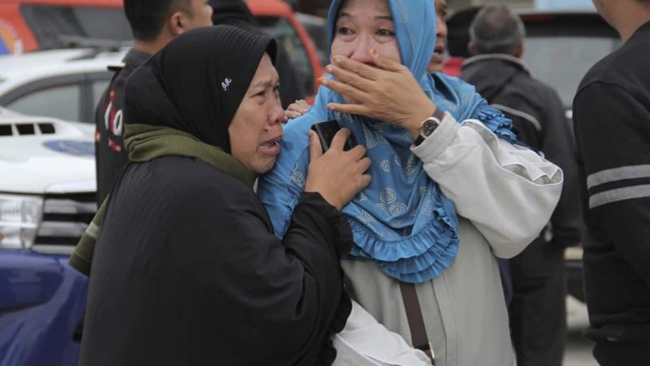 Relatives weep at Tigaras port.