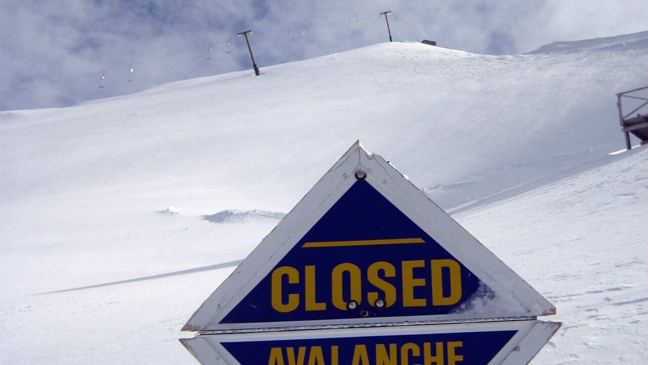 A sign warns of avalanche danger on Mt Cheeseman's ski fields on New Zealand's south island, Aug. 2009. (AAP Image/ Cathy Alexander) NO ARCHIVING