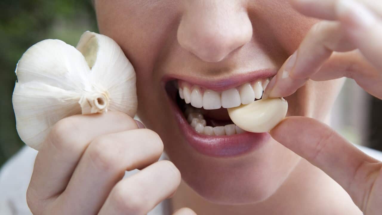 How to use garlic to improve your wellbeing (and avoid garlic breath) | SBS Food