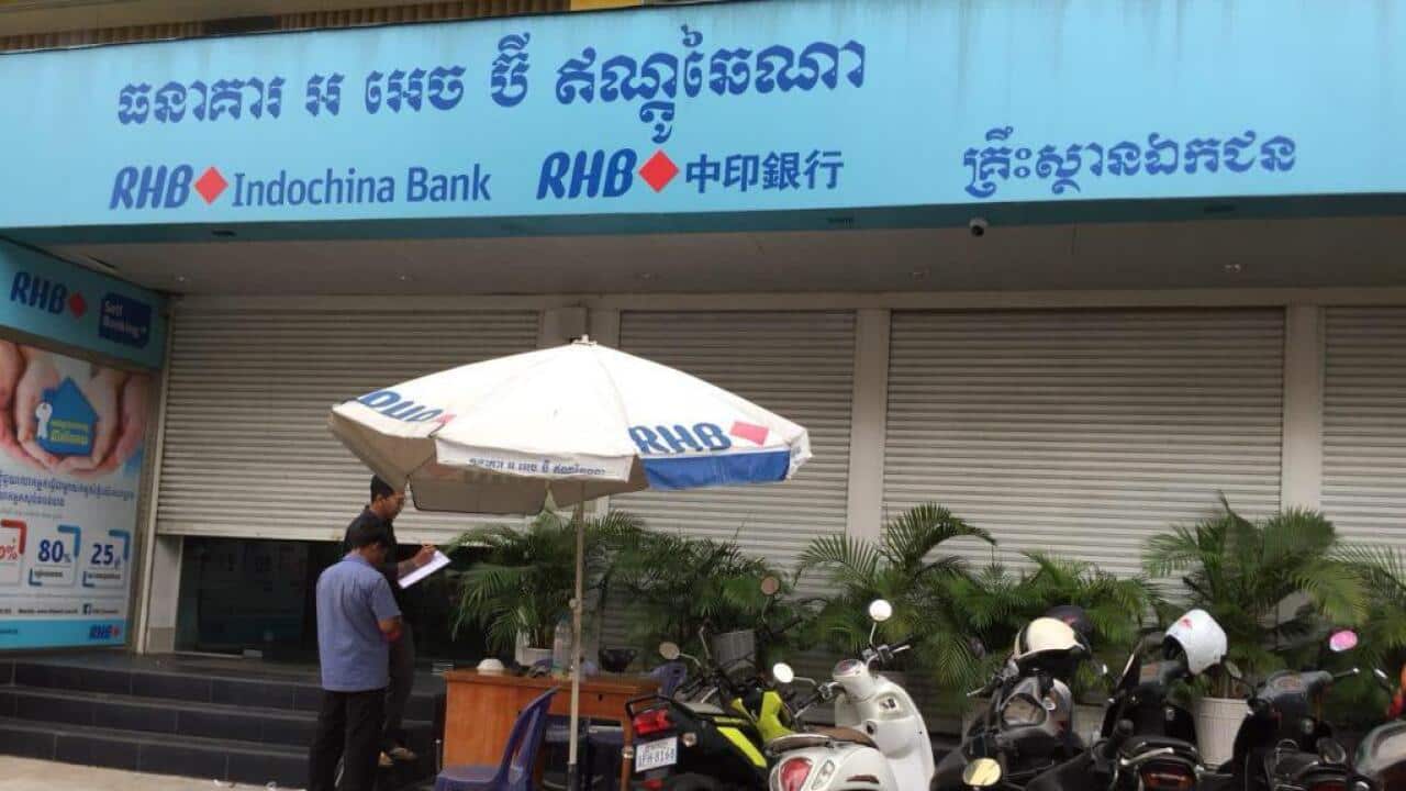Four robbery men, all armed with short guns, use two motorbikes to rob on the private banks "RHB Indochina" along Mao Tse Tung Blvd