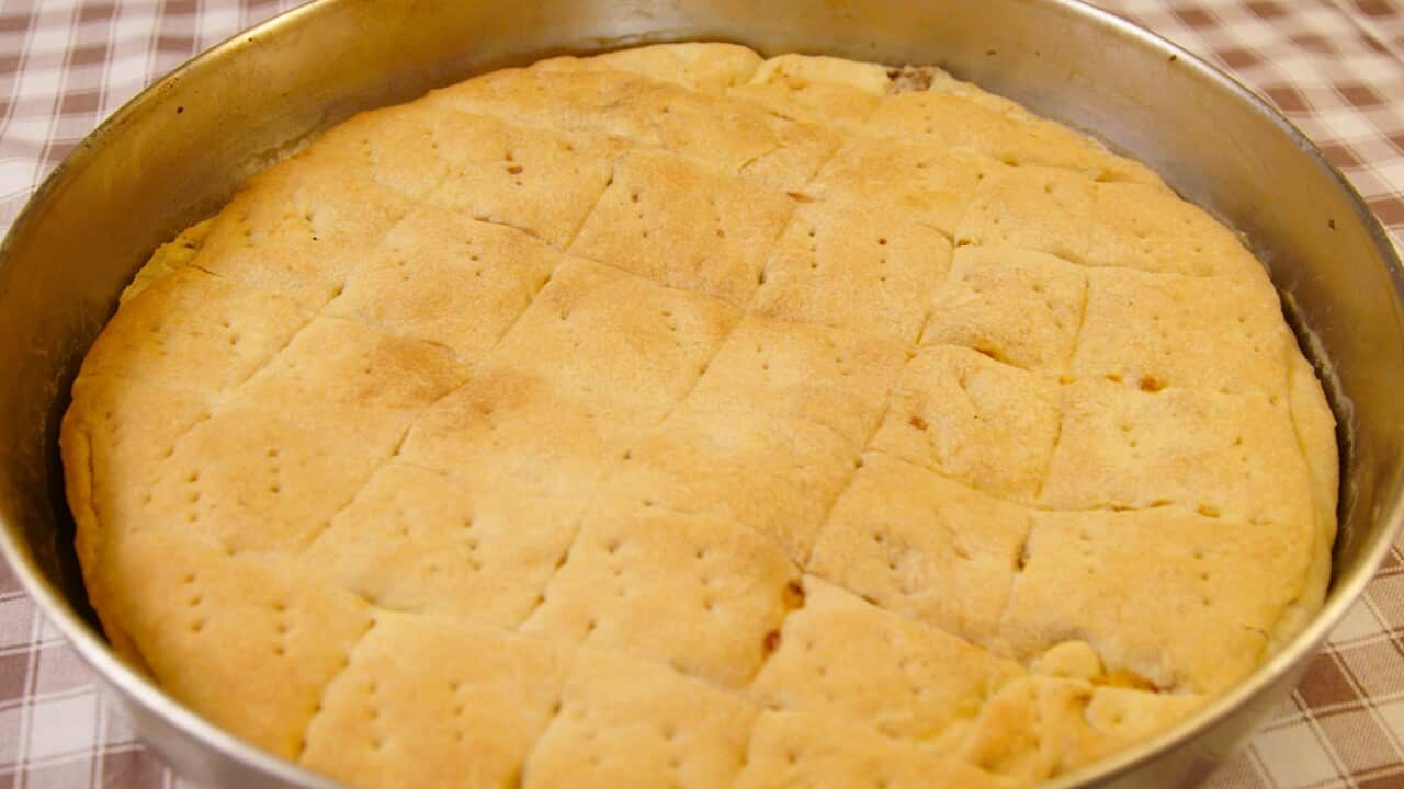 Mykonos onion-cheese pie (Kremmydopita)