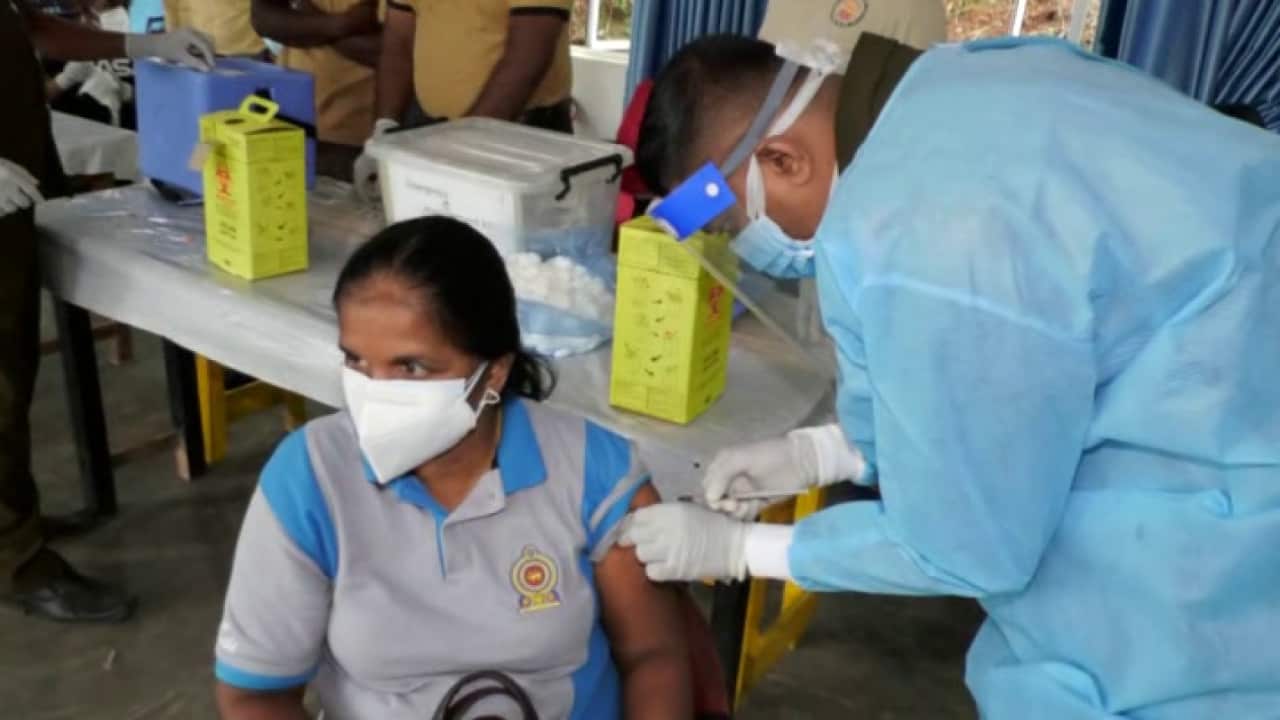 Sri Lanka military forces vaccinating Sri Lankan public
