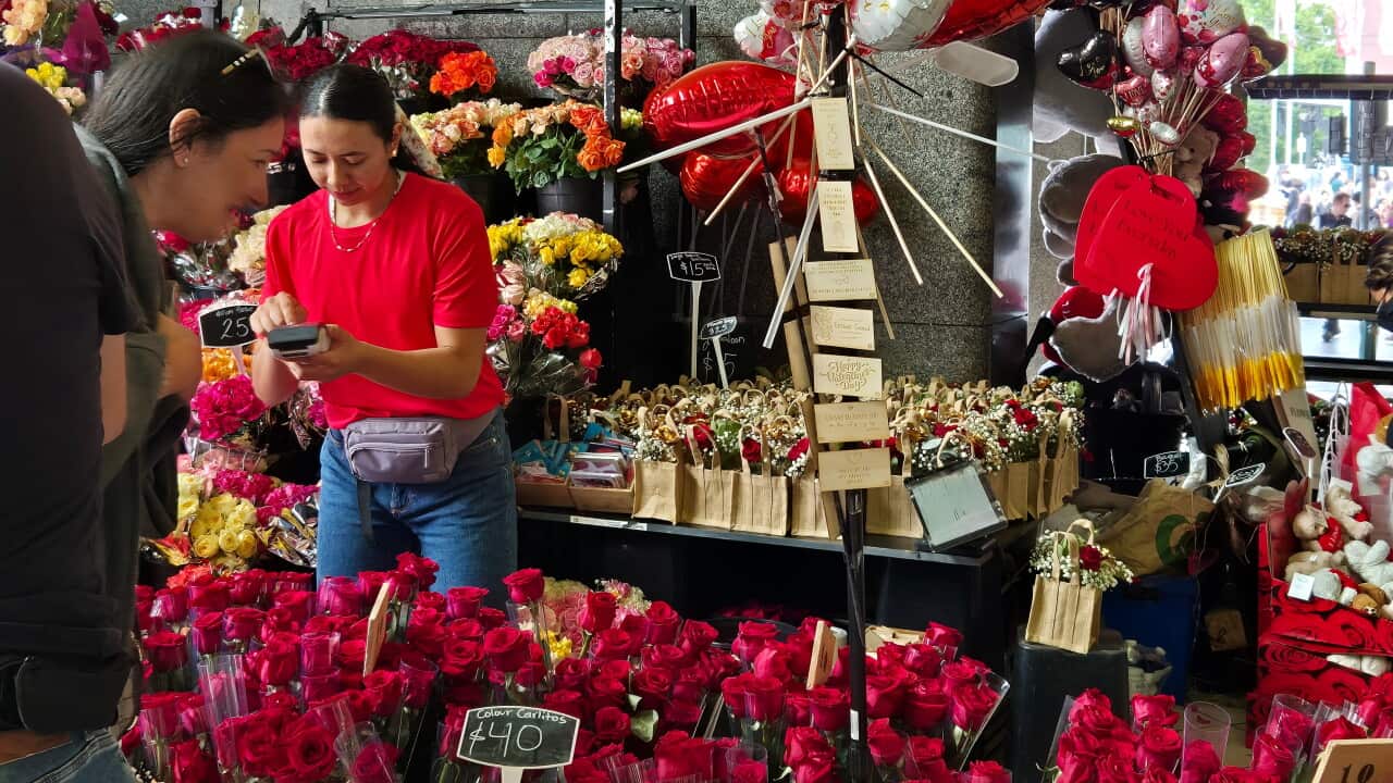 Red Roses. A seller servicing her customers on Valentine Day at Flinders Street station – Melbourne, 14 Feb 2025. Courtesy: Tal/SPD.