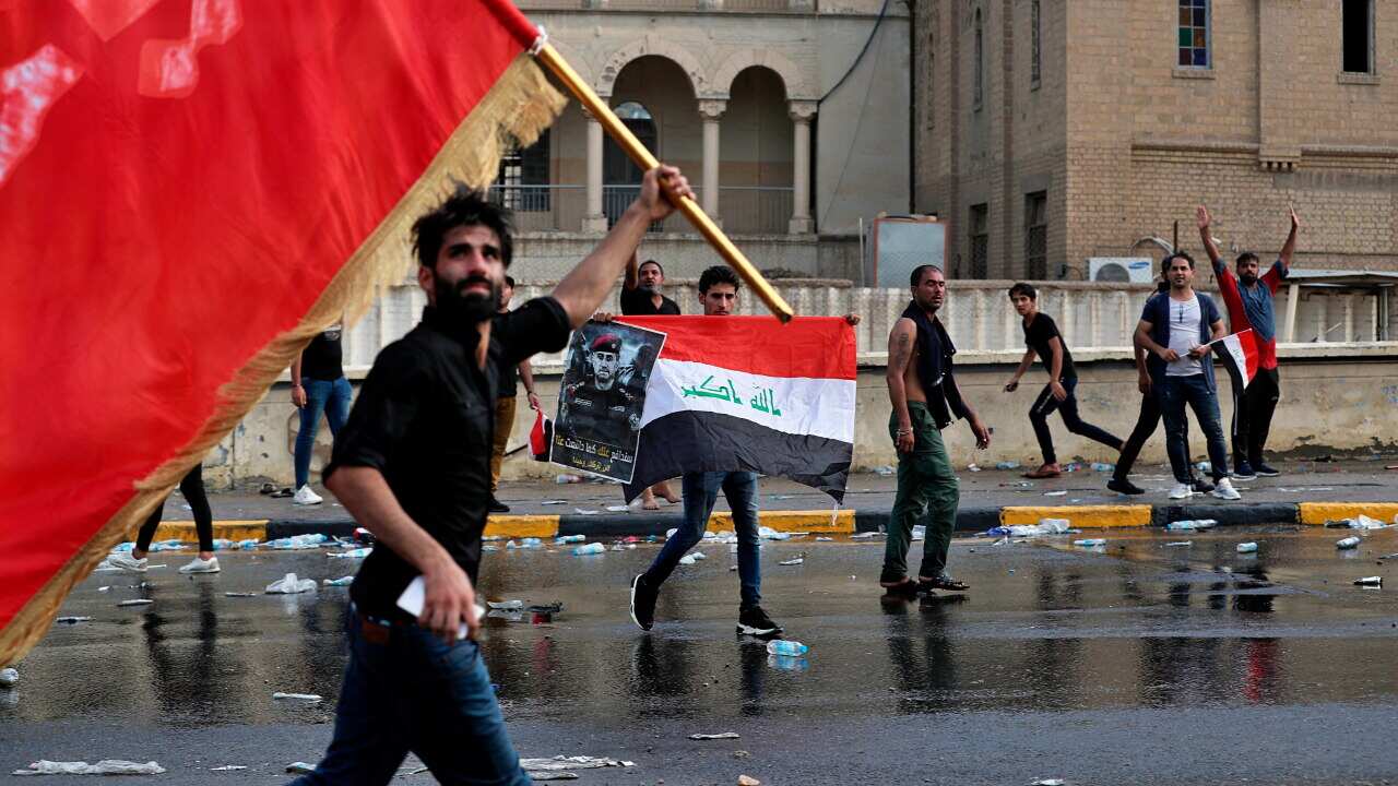 Iraq officials say one person has been killed and 200 injured in confrontations between anti-government protesters and security forces in Tahrir square.