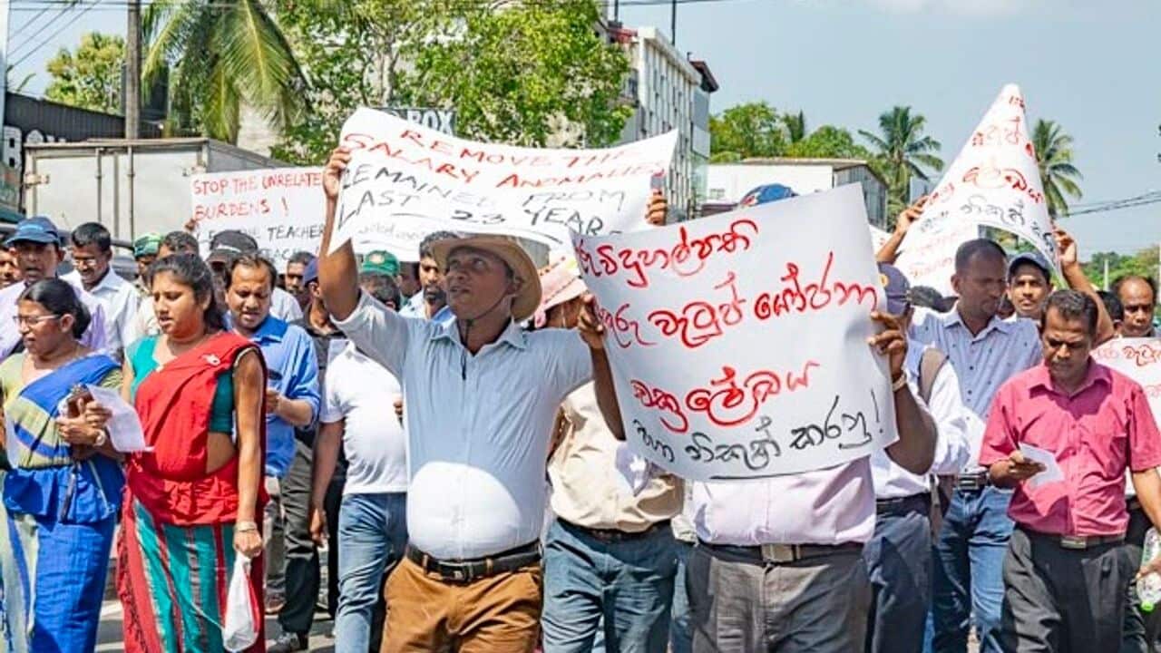Teacher are picketing in Sri Lankan for the salary system overhole